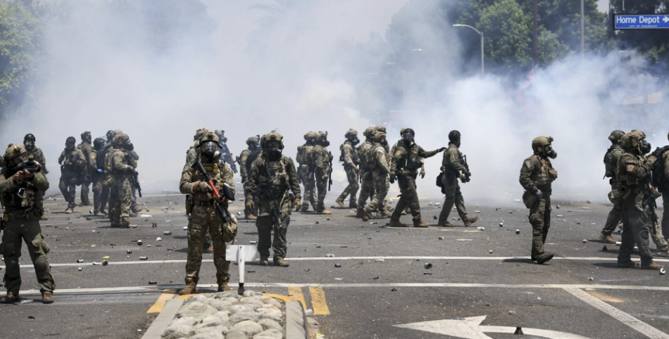 ANTE PROTESTAS POR REDADAS, TRUMP DESPLIEGA MILITARES Y AMENAZA PONER TROPAS EN TODAS PARTES